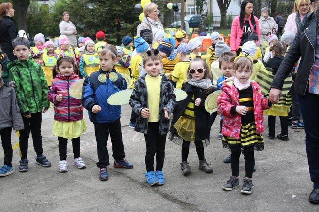 A w przedszkolu roje pszczół (dużo zdjęć)