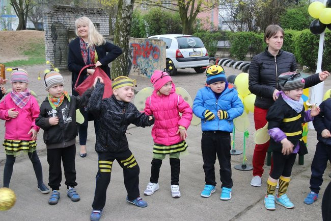 A w przedszkolu roje pszczół (dużo zdjęć)