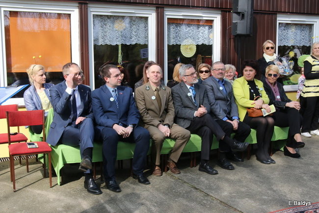 Prezydent zasadzi kwiaty z przedszkolakami. Dla pszczół (zdjęcia)
