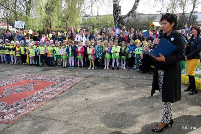 Prezydent zasadzi kwiaty z przedszkolakami. Dla pszczół (zdjęcia)
