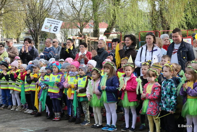 Prezydent zasadzi kwiaty z przedszkolakami. Dla pszczół (zdjęcia)
