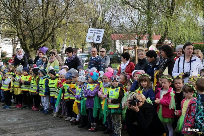 Prezydent zasadzi kwiaty z przedszkolakami. Dla pszczół (zdjęcia)