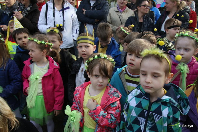 Prezydent zasadzi kwiaty z przedszkolakami. Dla pszczół (zdjęcia)