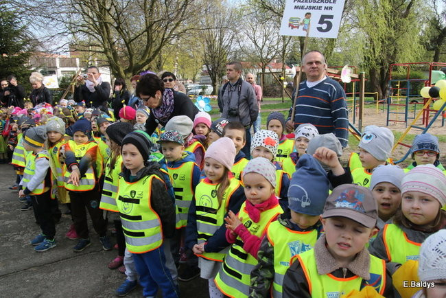 Prezydent zasadzi kwiaty z przedszkolakami. Dla pszczół (zdjęcia)