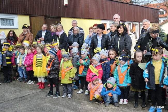 Prezydent zasadzi kwiaty z przedszkolakami. Dla pszczół (zdjęcia)