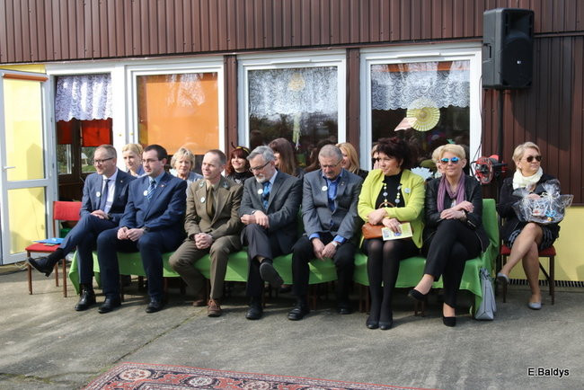 Prezydent zasadzi kwiaty z przedszkolakami. Dla pszczół (zdjęcia)