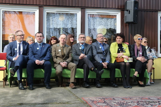 Prezydent zasadzi kwiaty z przedszkolakami. Dla pszczół (zdjęcia)