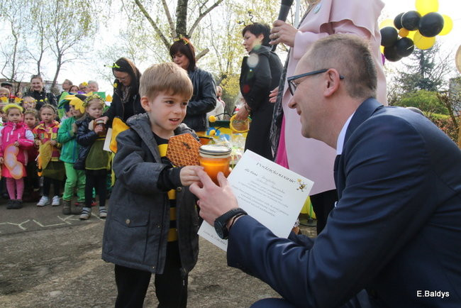 Prezydent zasadzi kwiaty z przedszkolakami. Dla pszczół (zdjęcia)