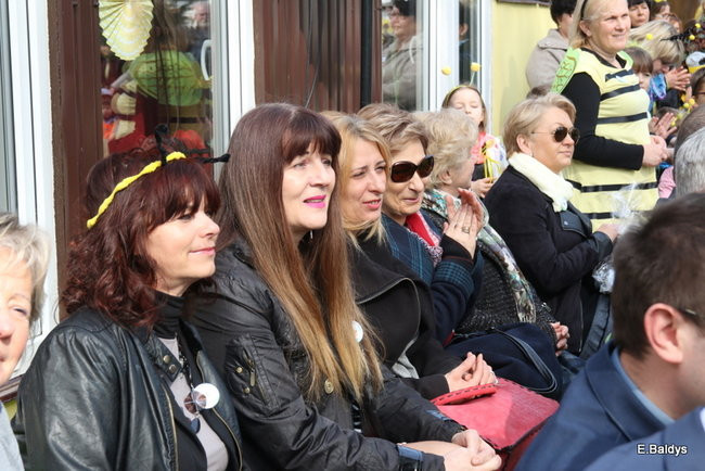 Prezydent zasadzi kwiaty z przedszkolakami. Dla pszczół (zdjęcia)