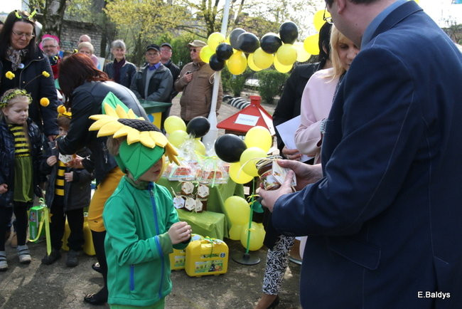 Prezydent zasadzi kwiaty z przedszkolakami. Dla pszczół (zdjęcia)