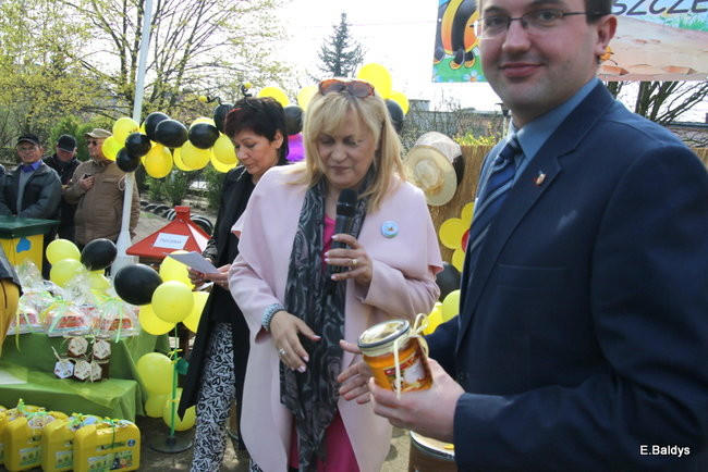 Prezydent zasadzi kwiaty z przedszkolakami. Dla pszczół (zdjęcia)