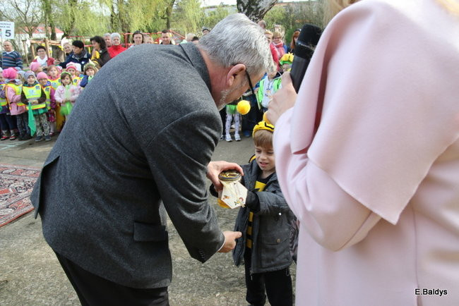 Prezydent zasadzi kwiaty z przedszkolakami. Dla pszczół (zdjęcia)