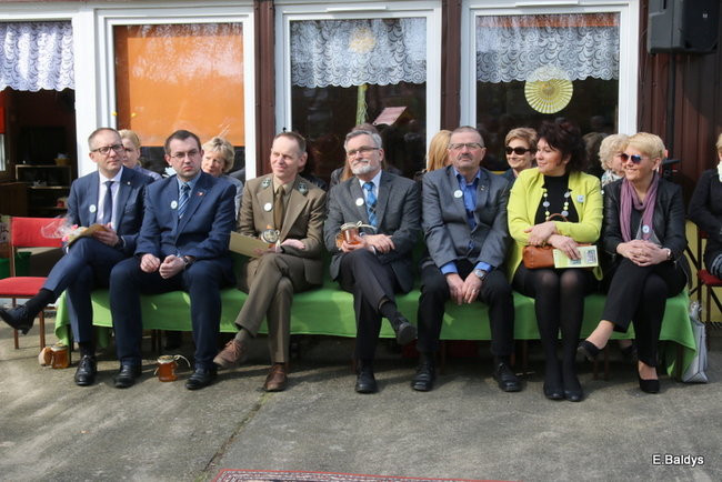 Prezydent zasadzi kwiaty z przedszkolakami. Dla pszczół (zdjęcia)
