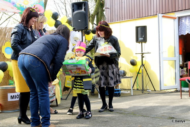 Prezydent zasadzi kwiaty z przedszkolakami. Dla pszczół (zdjęcia)