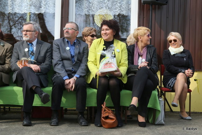 Prezydent zasadzi kwiaty z przedszkolakami. Dla pszczół (zdjęcia)