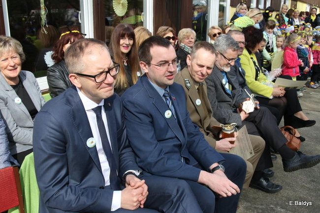 Prezydent zasadzi kwiaty z przedszkolakami. Dla pszczół (zdjęcia)