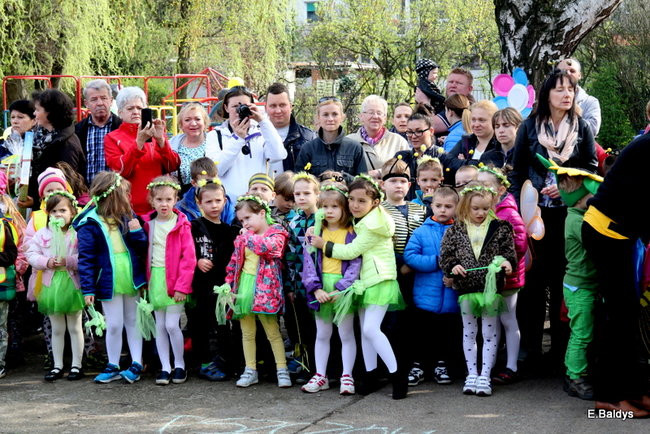 Prezydent zasadzi kwiaty z przedszkolakami. Dla pszczół (zdjęcia)