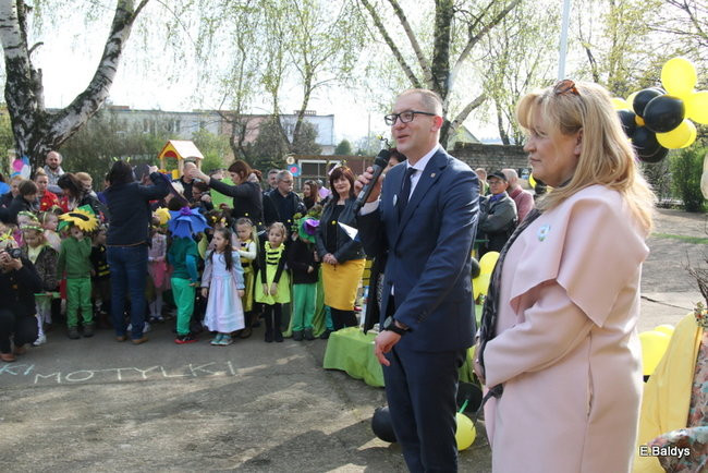 Prezydent zasadzi kwiaty z przedszkolakami. Dla pszczół (zdjęcia)