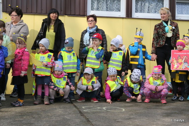 Prezydent zasadzi kwiaty z przedszkolakami. Dla pszczół (zdjęcia)