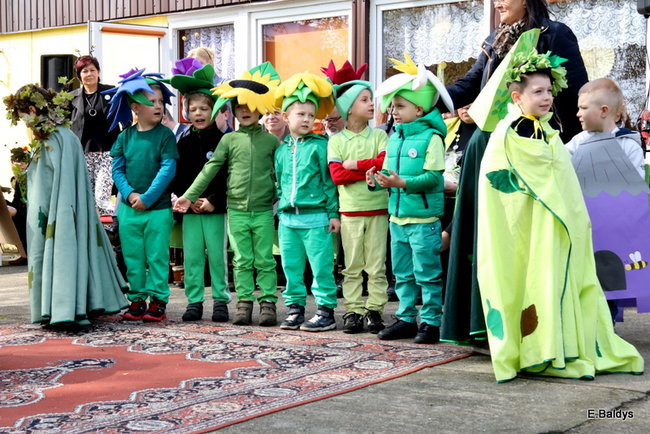 Prezydent zasadzi kwiaty z przedszkolakami. Dla pszczół (zdjęcia)