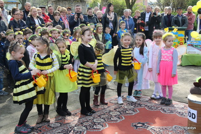 Prezydent zasadzi kwiaty z przedszkolakami. Dla pszczół (zdjęcia)