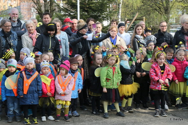 Prezydent zasadzi kwiaty z przedszkolakami. Dla pszczół (zdjęcia)