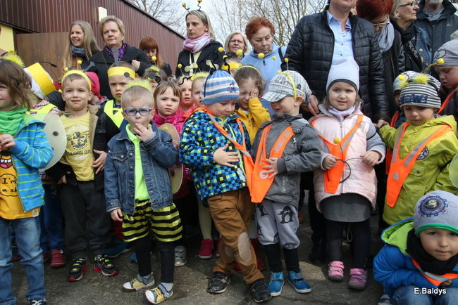 Prezydent zasadzi kwiaty z przedszkolakami. Dla pszczół (zdjęcia)