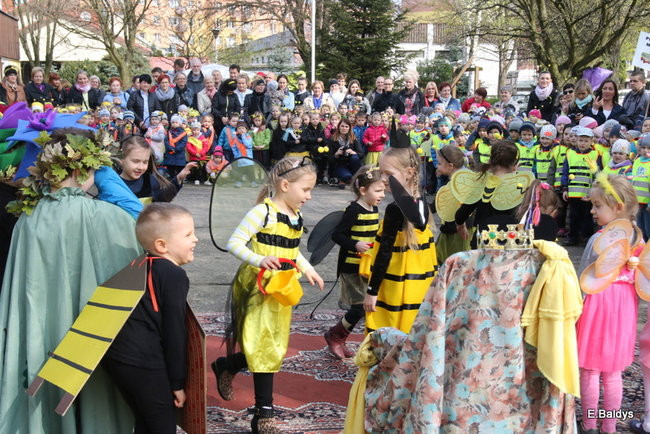 Prezydent zasadzi kwiaty z przedszkolakami. Dla pszczół (zdjęcia)