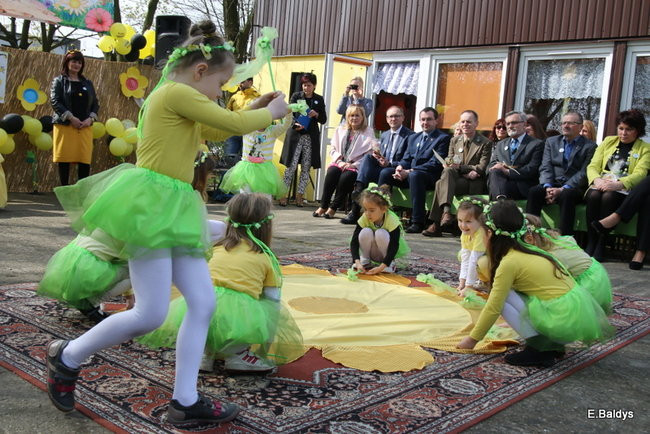 Prezydent zasadzi kwiaty z przedszkolakami. Dla pszczół (zdjęcia)
