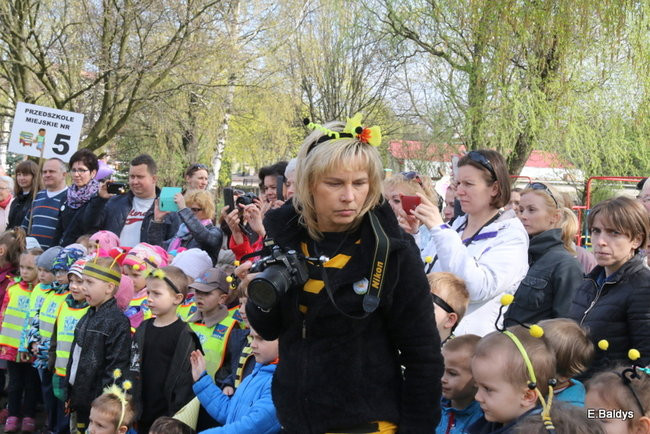 Prezydent zasadzi kwiaty z przedszkolakami. Dla pszczół (zdjęcia)