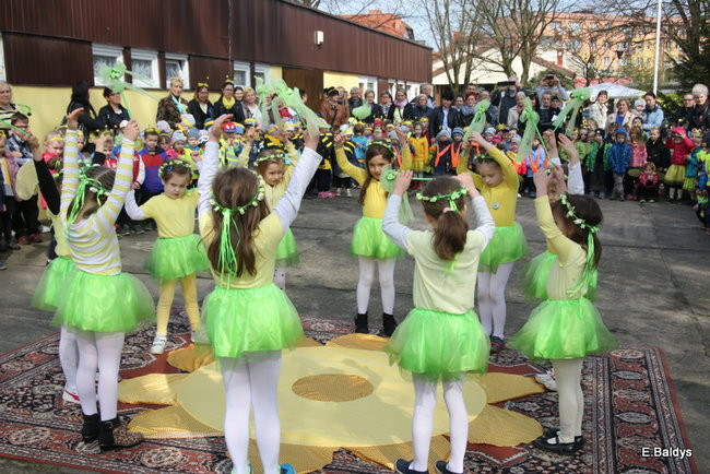 Prezydent zasadzi kwiaty z przedszkolakami. Dla pszczół (zdjęcia)
