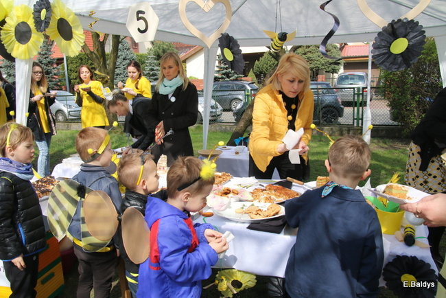 Prezydent zasadzi kwiaty z przedszkolakami. Dla pszczół (zdjęcia)