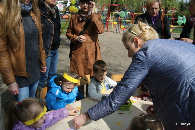 Prezydent zasadzi kwiaty z przedszkolakami. Dla pszczół (zdjęcia)