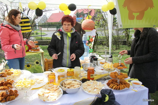 Prezydent zasadzi kwiaty z przedszkolakami. Dla pszczół (zdjęcia)