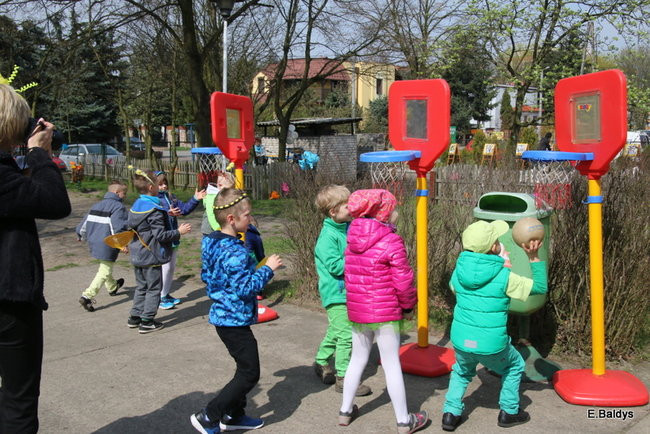 Prezydent zasadzi kwiaty z przedszkolakami. Dla pszczół (zdjęcia)