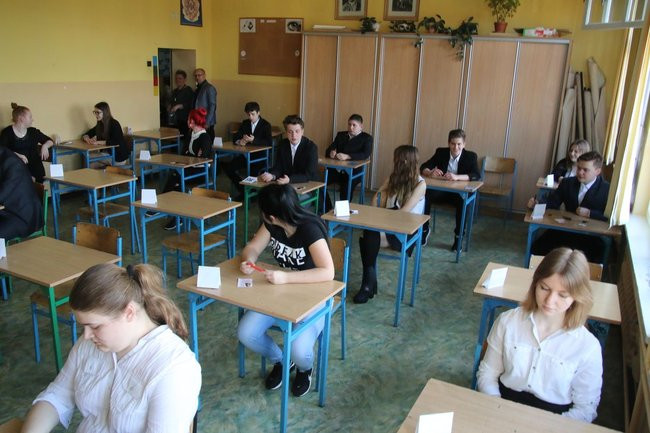 Gimnazjaliści zdają egzaminy. Potrwają trzy dni (zdjęcia)