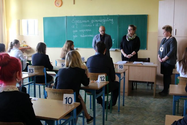 Gimnazjaliści zdają egzaminy. Potrwają trzy dni (zdjęcia)