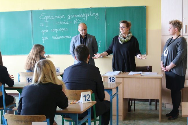 Gimnazjaliści zdają egzaminy. Potrwają trzy dni (zdjęcia)