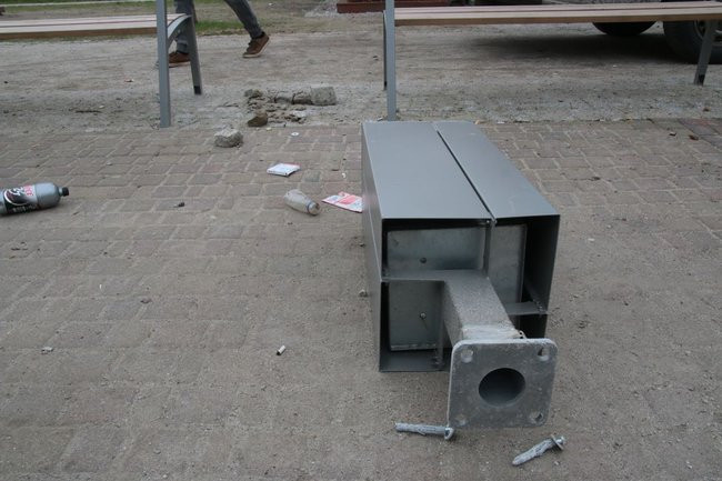 Kolejne zniszczenia w Parku Jonstona. Ręce opadają (zdjęcia)