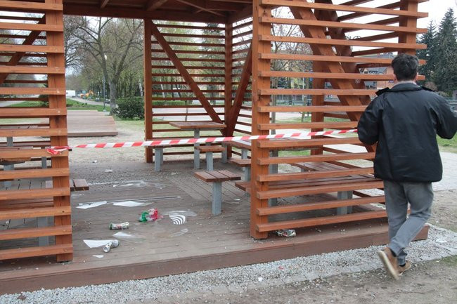 Kolejne zniszczenia w Parku Jonstona. Ręce opadają (zdjęcia)