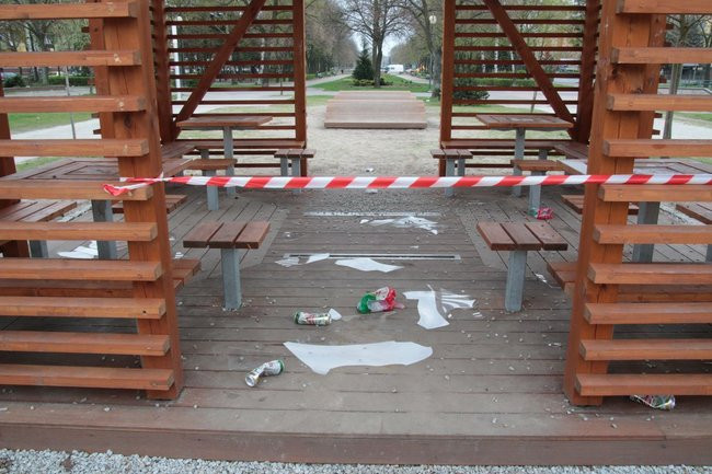 Kolejne zniszczenia w Parku Jonstona. Ręce opadają (zdjęcia)