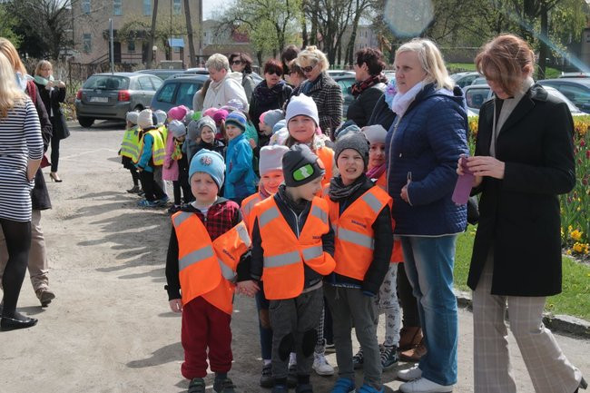Przedszkolaki zasiały kwiaty przed Urzędem Miasta Leszna (zdjęcia)