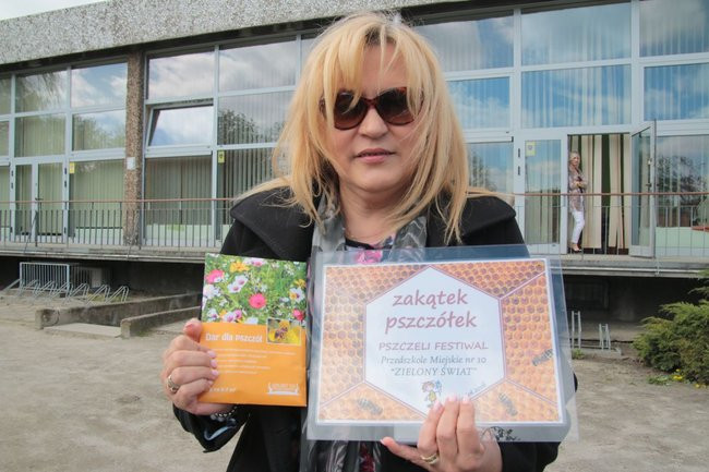 Przedszkolaki zasiały kwiaty przed Urzędem Miasta Leszna (zdjęcia)