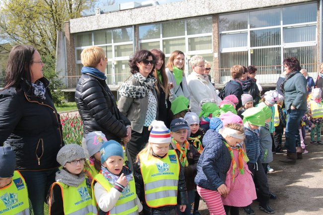 Przedszkolaki zasiały kwiaty przed Urzędem Miasta Leszna (zdjęcia)