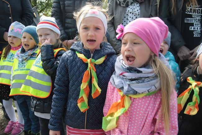 Przedszkolaki zasiały kwiaty przed Urzędem Miasta Leszna (zdjęcia)