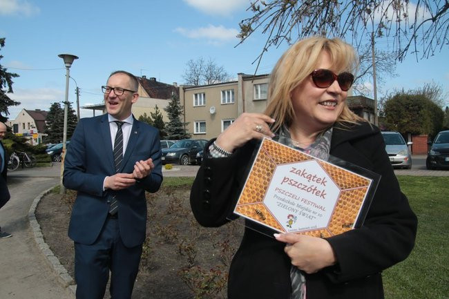Przedszkolaki zasiały kwiaty przed Urzędem Miasta Leszna (zdjęcia)