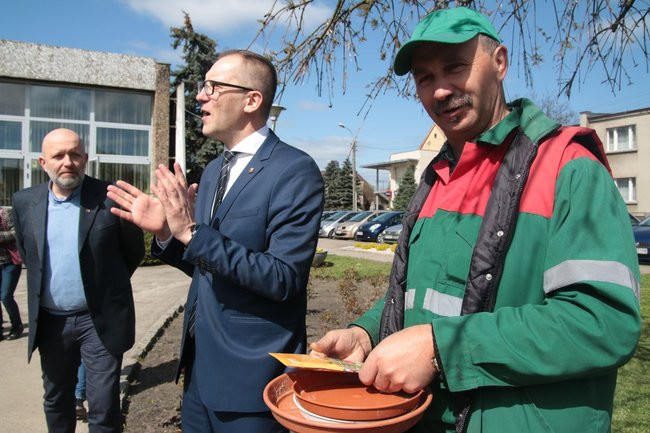Przedszkolaki zasiały kwiaty przed Urzędem Miasta Leszna (zdjęcia)