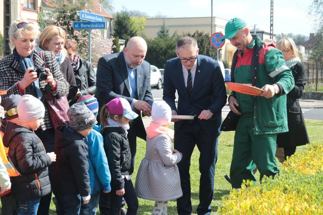 Przedszkolaki zasiały kwiaty przed Urzędem Miasta Leszna (zdjęcia)