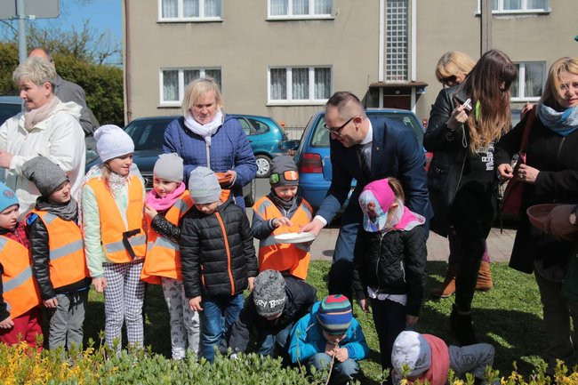 Przedszkolaki zasiały kwiaty przed Urzędem Miasta Leszna (zdjęcia)