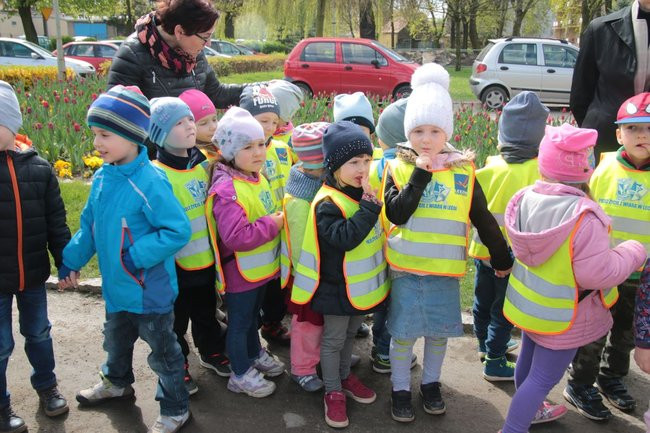 Przedszkolaki zasiały kwiaty przed Urzędem Miasta Leszna (zdjęcia)